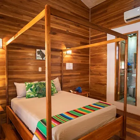 Pangea Lodge With Shared Pool At The Heart Of Manzanillo Exterior photo