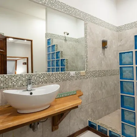 Pangea Lodge With Shared Pool At The Heart Of Manzanillo Exterior photo